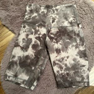Lululemon align biker shorts and tie-dye pink size 2 6 inch brand new never worn
